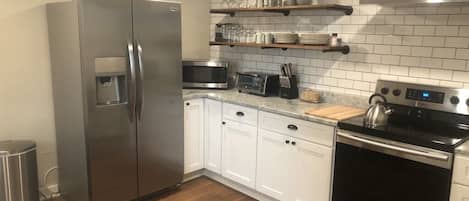 Réfrigérateur, four à micro-ondes, un four, surface de cuisson