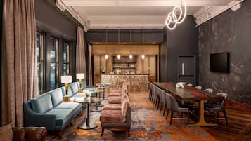 Serves lunch and dinner