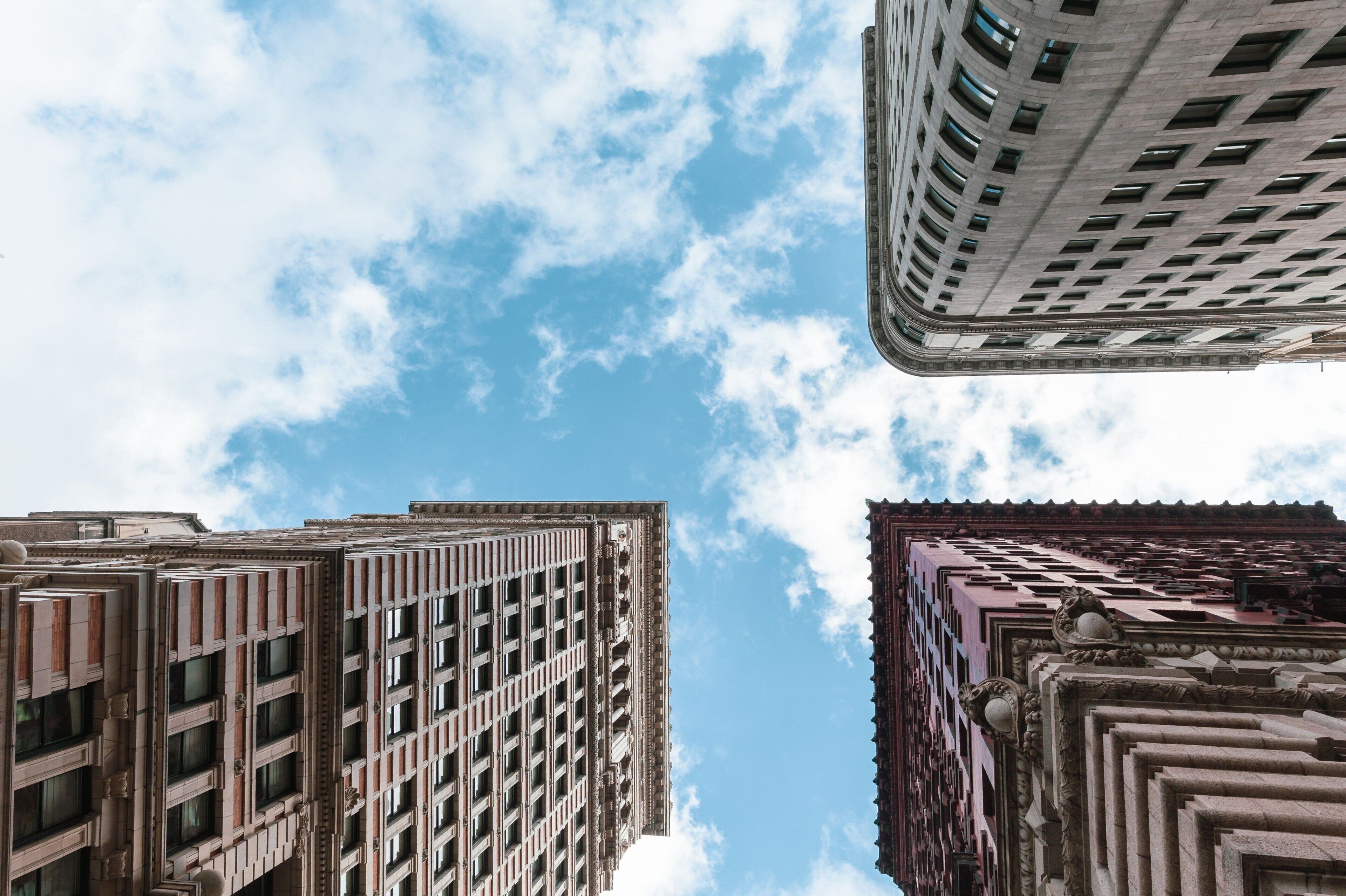 Vista di edifici alti con cielo sereno.