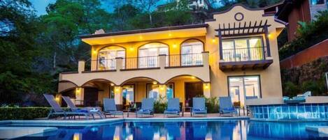 Bagian depan properti - sore/malam