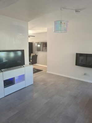 Interior - 2 bed sleeps 4/5 people! Garden excellent to the city 20 mins direct (London)