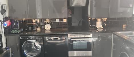 Cafetera y tetera, refrigerador, microondas y horno
