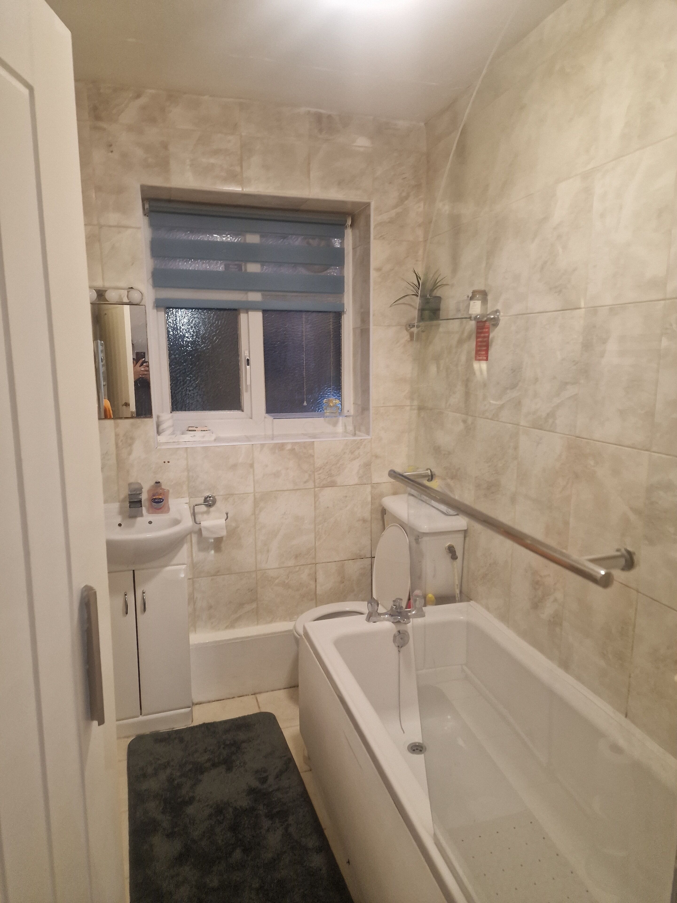 Combinazione doccia/vasca, asciugacapelli, asciugamani, carta igienica