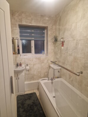 Duschwanne, Haartrockner, Handtücher, Toilettenpapier