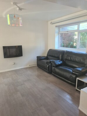 Smart TV - 2 bed sleeps 4/5 people! Garden excellent to the city 20 mins direct (London)