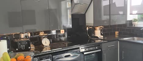Cafetera y tetera, refrigerador, microondas y horno