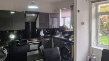 Een koelkast, een microgolfoven, een oven, een vaatwasser