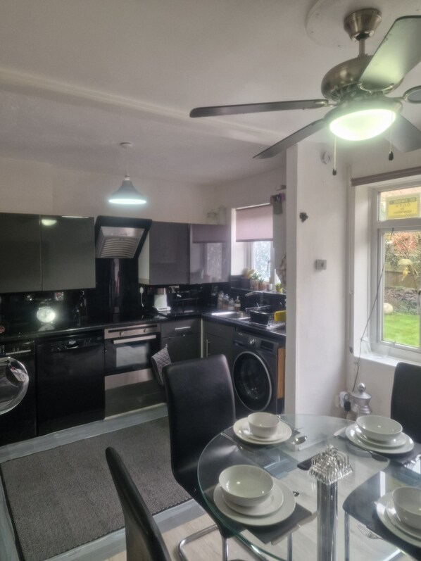 Kühlschrank, Mikrowelle, Ofen, Geschirrspüler