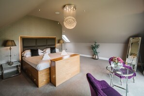 Luksustalo, kylpyhuone makuuhuoneen yhteydessä, näköala pihalle