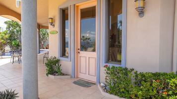 Pintu masuk properti