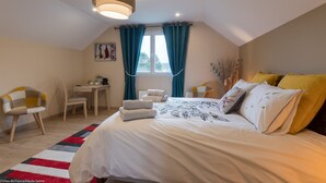 A bedroom with a bed, a desk, and a chair. - Au Domaine du Cerf (Vyans-le-Val)