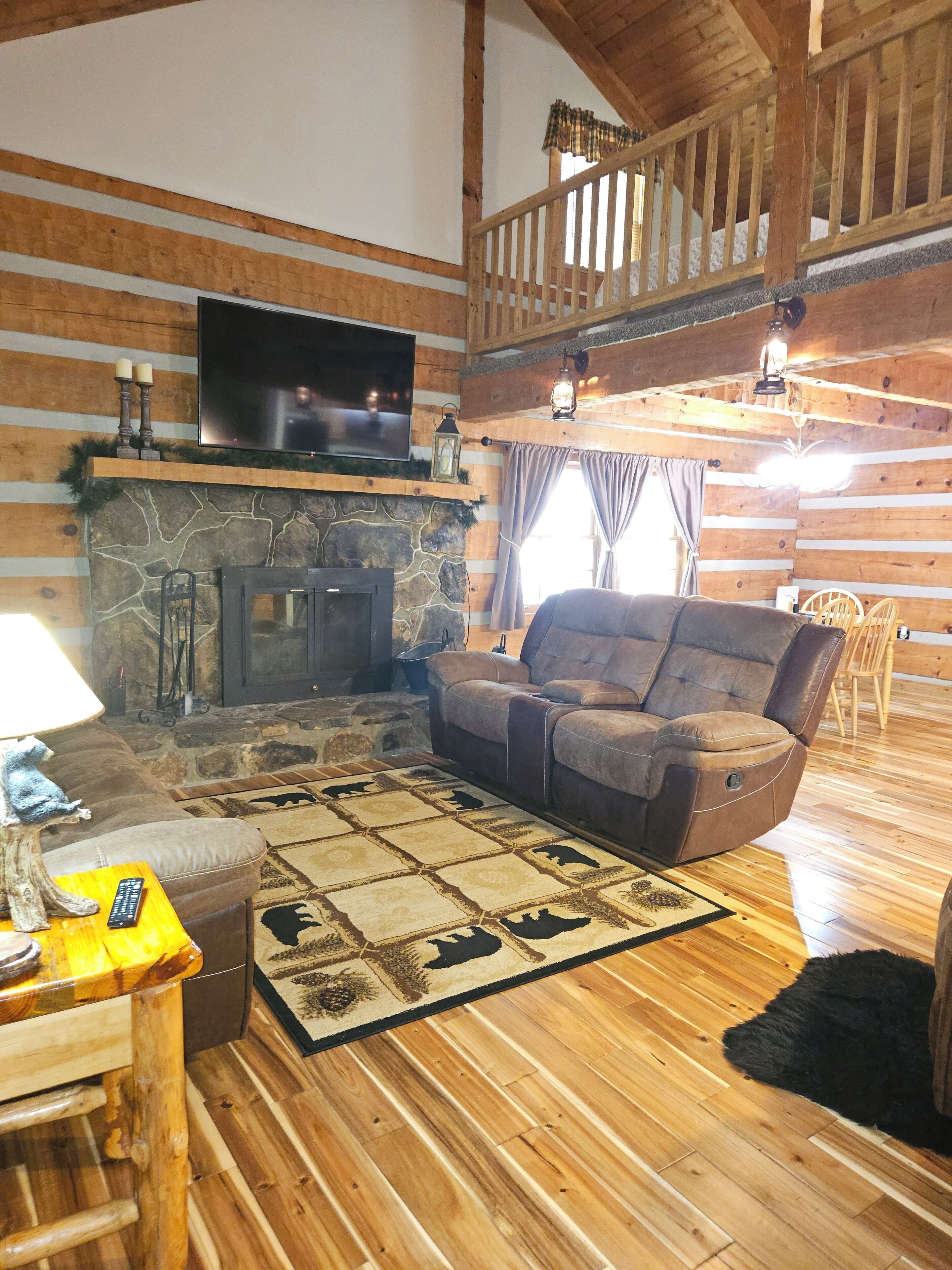 True Log Cabin~ 4 Queen Beds~ 3 Bathrooms~ 3 Levels~ Hot Tub~ Private - Tennessee