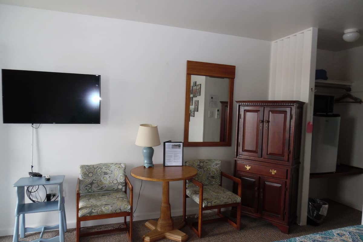 Comfort Room, 1 Queen Bed, Non Smoking | Individually decorated, individually furnished, iron/ironing board