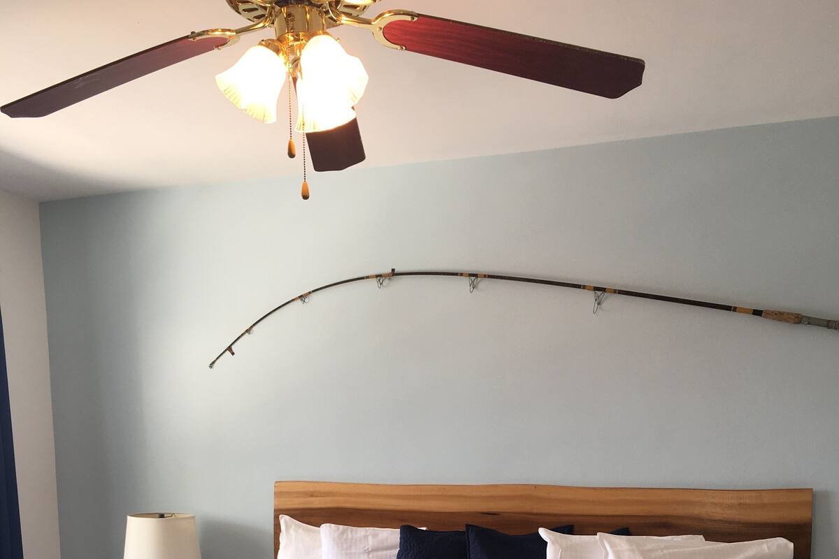 Standard Single Room, 1 King Bed, Non Smoking, Partial Sea View (18) | Individually decorated, individually furnished, iron/ironing board