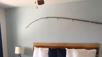 Standard Single Room, 1 King Bed, Non Smoking, Partial Sea View (18) | Individually decorated, individually furnished, iron/ironing board