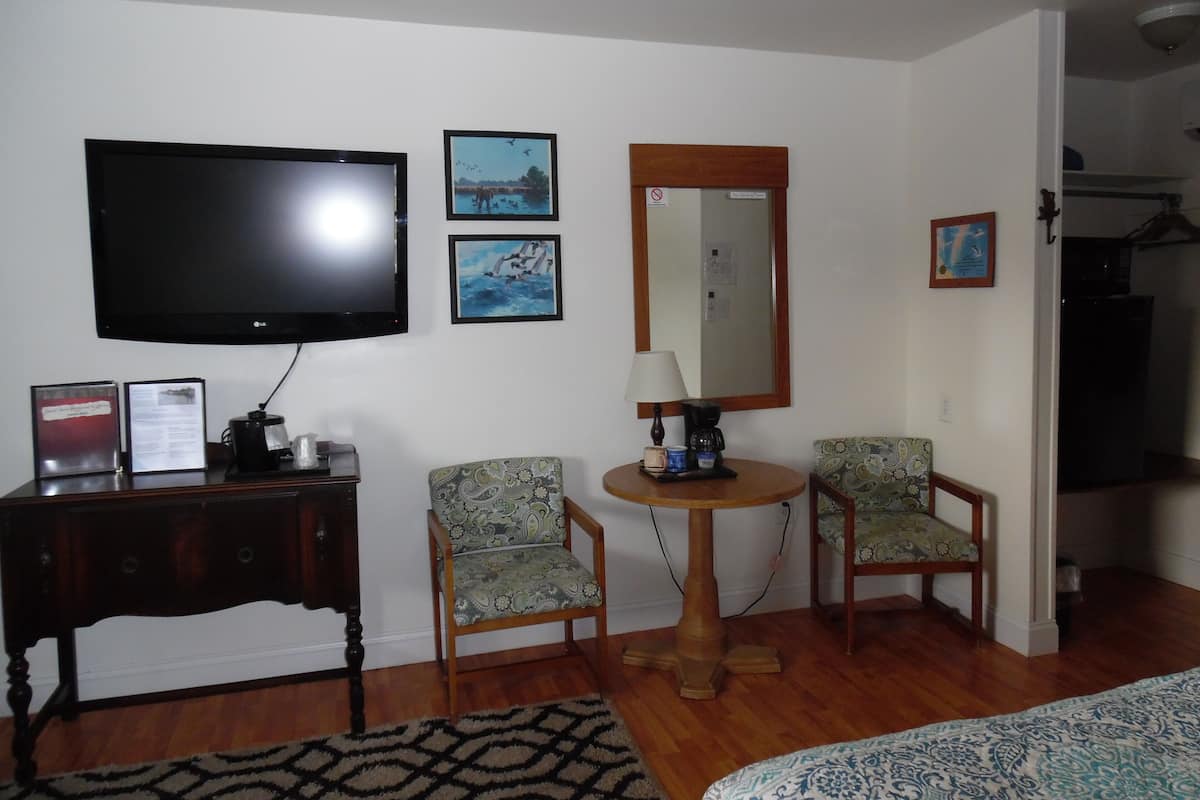 Standard Double Room, 2 Double Beds, Non Smoking (Pet Friendly) | Individually decorated, individually furnished, iron/ironing board