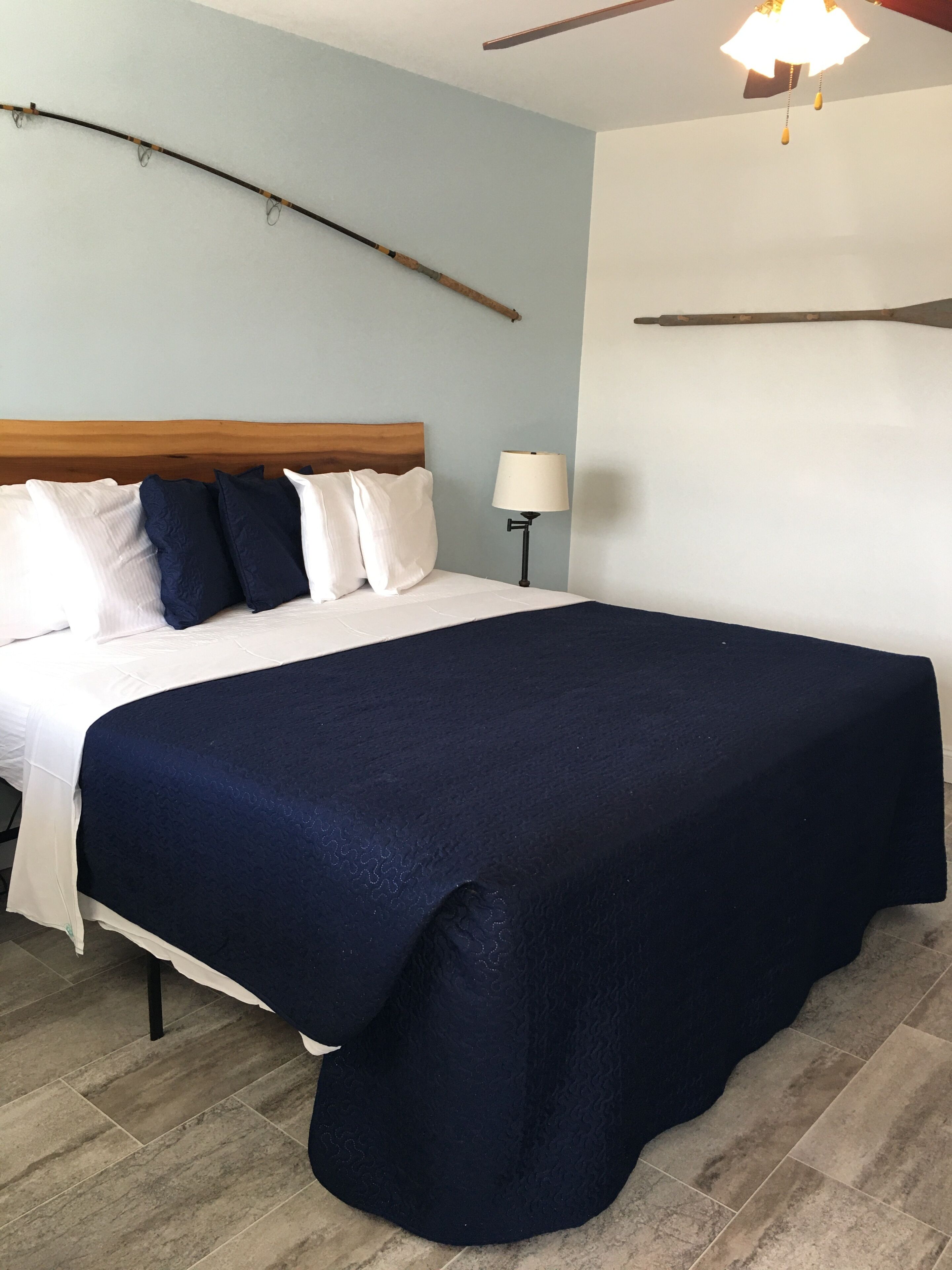 Standard Single Room, 1 King Bed, Non Smoking, Partial Sea View (18)