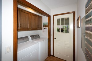 Interior - 17 Aldaya Lane - A very nicely furnished and renovated one level vacation rental (Hot Springs)