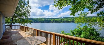 ボートドック付きのメインチャネルデソト湖の眺め