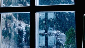 A window with four panes, each displaying a snowy mountain landscape. - STONE CHALET 6 pers.  ORELLE - SKI VAL THORENS + hiking/m.biking (Orelle)