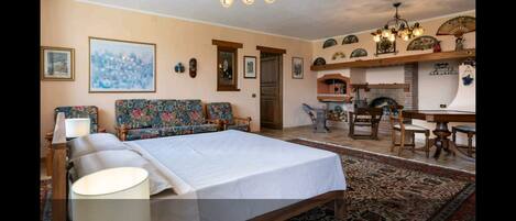 1 camera, una scrivania, insonorizzazione, ferro/asse da stiro