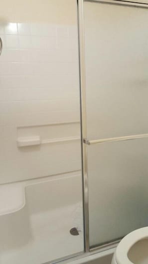 Bathtub, towels