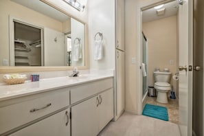 Bathtub, towels