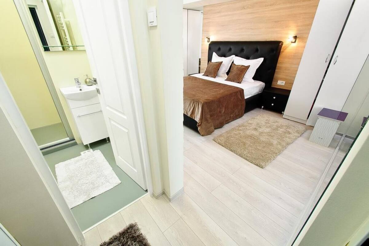 Departamento empresarial, 1 habitación | Baño | Tina con regadera y toallas
