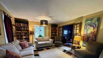 Smart-TV, Kamin, Bücher, Musikbibliothek