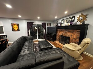 Smart-TV, Kamin, Bücher, Musikbibliothek