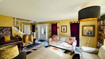 Smart-TV, Kamin, Bücher, Musikbibliothek