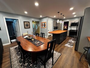 Dining - Ski Mt. Brighton! ~~Rock n Roll House ~~ Spacious! Hot Tub! Sleeps 12 (Brighton)