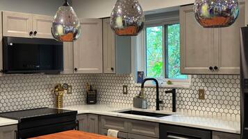 Køleskab, mikrobølgeovn, ovn, kogeplade