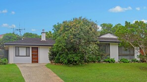 Unclassified image, 3 of 14, button - 35 Calwalla Crescent, Port Macquarie (Port Macquarie)