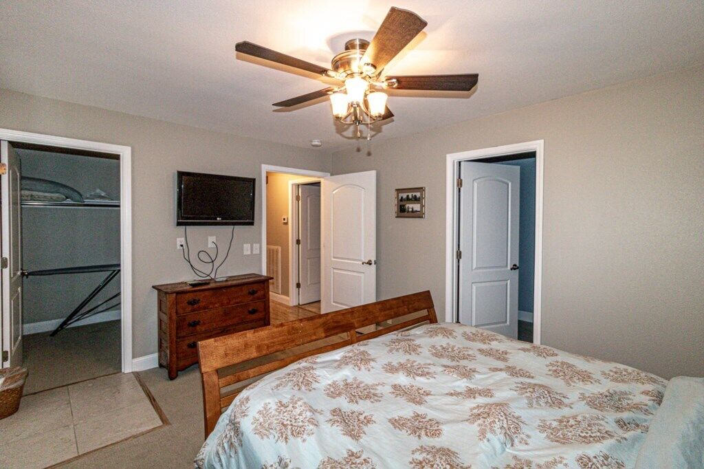 3 bedrooms, iron/ironing board, internet, bed sheets