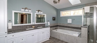 HDTV, WIFI. Magnifiquement rénové 3 chambres, 3 salles de bain, 1 niveau meublé maison de vacances avec gar