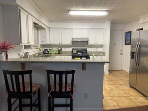 Fridge, microwave, oven, stovetop - Atlanta Vacation House with  Lake (Lithonia)
