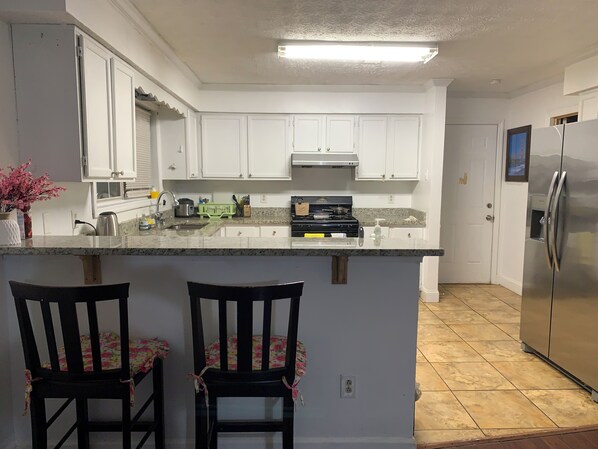 Jääkaappi, mikroaaltouuni, uuni, liesi