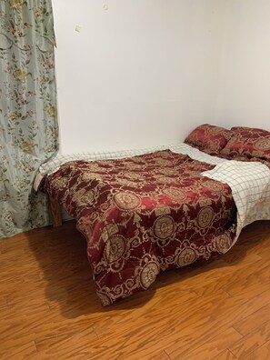 2 Schlafzimmer, Schreibtisch, Bügeleisen/Bügelbrett, Reisekinderbett