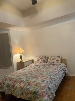 2 makuuhuonetta, työpöytä, silitysrauta/-lauta, vauvan matkasänky