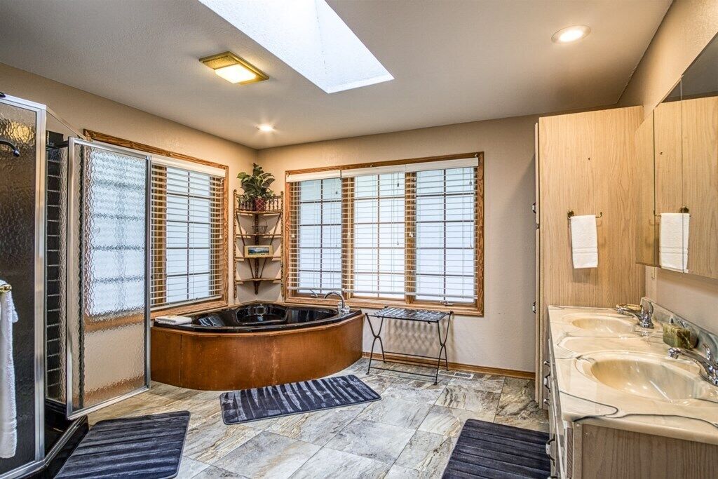 Bathtub, towels