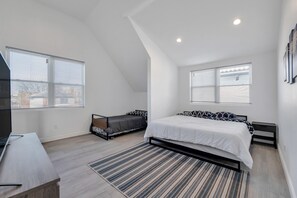 4 camere, una scrivania, ferro/asse da stiro, culla da viaggio