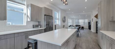 Réfrigérateur, micro-ondes, four, plaque de cuisson