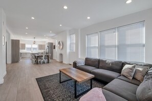 Smart TV - Paradise Cove  (Long Beach)