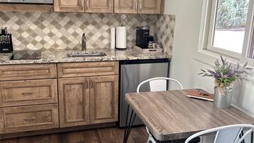 Réfrigérateur, micro-ondes, cafetiÚre/bouilloire, grille-pain