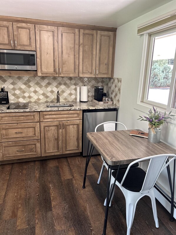 Fridge, microwave, coffee/tea maker, toaster - Riverside Mountain Retreat, Ruby of the Rockies (Redstone)