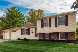 Exterior - COMPLETELY UPDATED 4 bedroom, 2 full bath home with deck and big yard (Columbus)