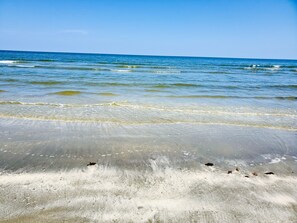 En strand med klart vatten och en sandstrand.