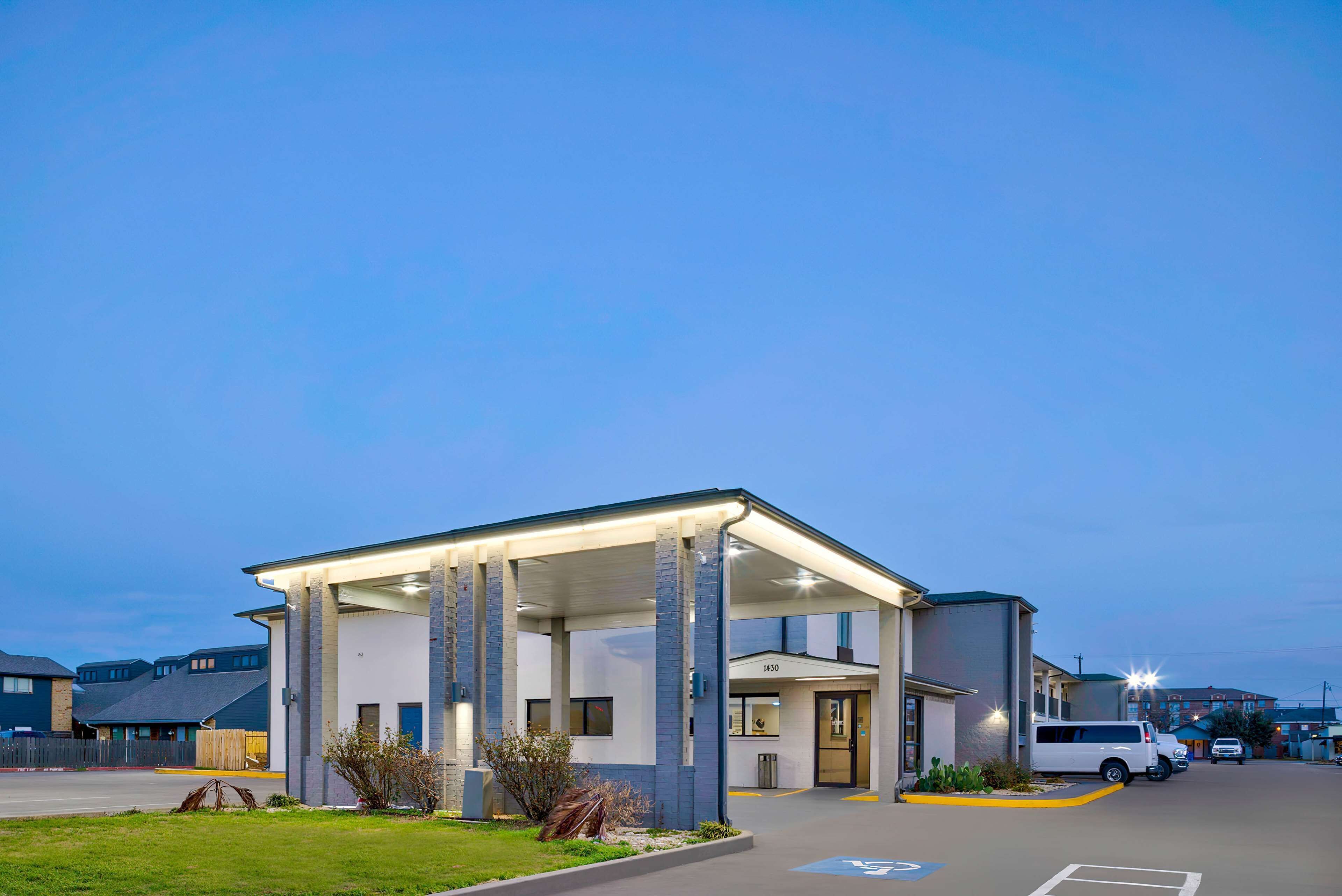 住宿正面 (夜晚)