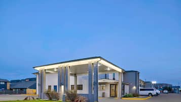 Fachada de la propiedad por la tarde o noche